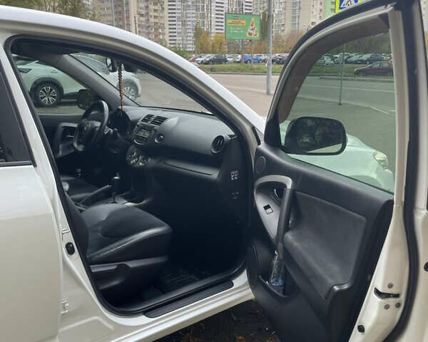 Белый Тойота РАВ 4, объемом двигателя 2 л и пробегом 122 тыс. км за 13900 $, фото 19 на Automoto.ua