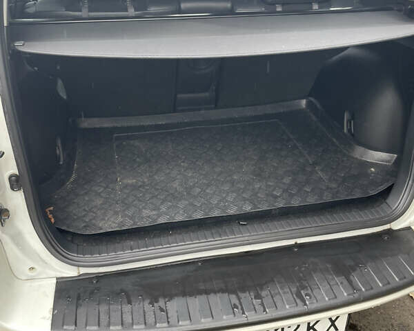 Белый Тойота РАВ 4, объемом двигателя 2 л и пробегом 122 тыс. км за 13900 $, фото 24 на Automoto.ua