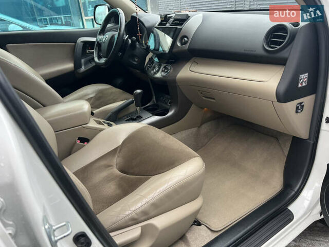 Белый Тойота РАВ 4, объемом двигателя 2 л и пробегом 156 тыс. км за 13950 $, фото 25 на Automoto.ua