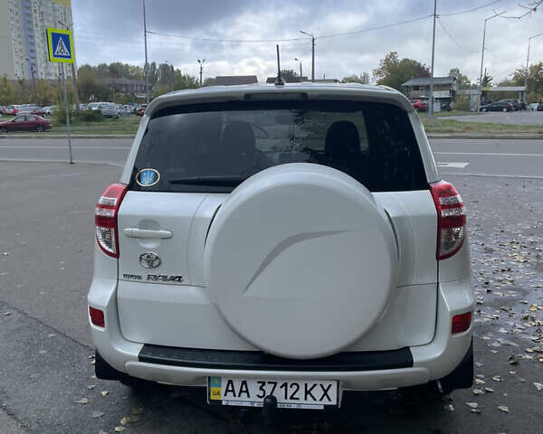 Белый Тойота РАВ 4, объемом двигателя 2 л и пробегом 122 тыс. км за 13900 $, фото 11 на Automoto.ua