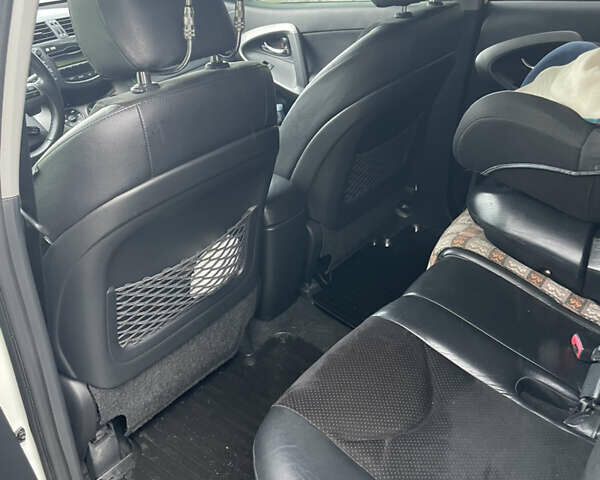 Белый Тойота РАВ 4, объемом двигателя 2 л и пробегом 122 тыс. км за 13900 $, фото 23 на Automoto.ua