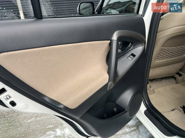 Белый Тойота РАВ 4, объемом двигателя 2 л и пробегом 156 тыс. км за 13950 $, фото 28 на Automoto.ua