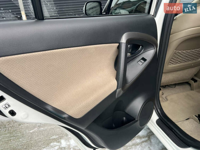 Белый Тойота РАВ 4, объемом двигателя 2 л и пробегом 156 тыс. км за 13950 $, фото 27 на Automoto.ua