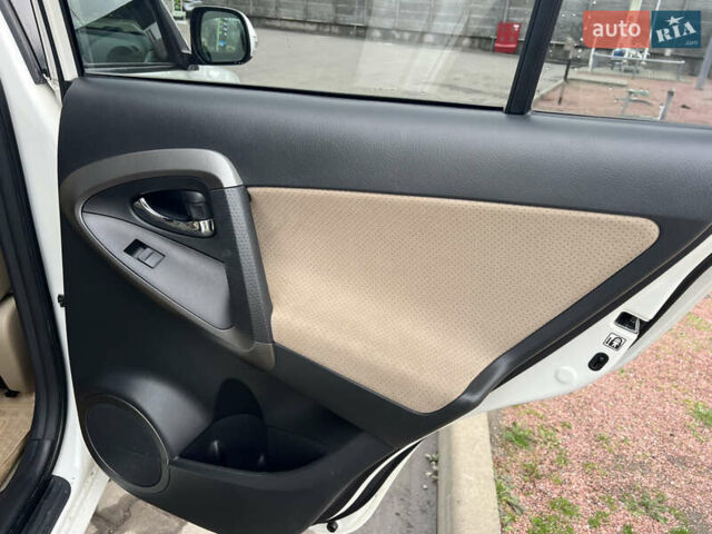 Белый Тойота РАВ 4, объемом двигателя 2 л и пробегом 156 тыс. км за 13950 $, фото 14 на Automoto.ua