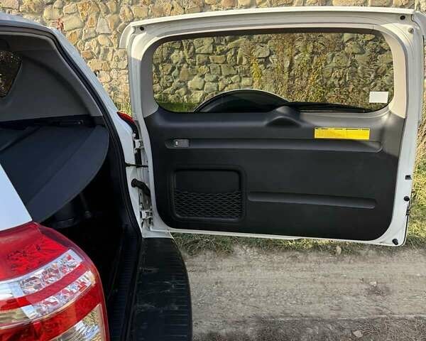 Білий Тойота РАВ 4, об'ємом двигуна 2 л та пробігом 128 тис. км за 15399 $, фото 15 на Automoto.ua
