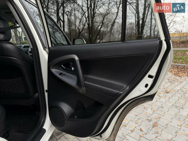 Белый Тойота РАВ 4, объемом двигателя 2.23 л и пробегом 185 тыс. км за 13300 $, фото 17 на Automoto.ua