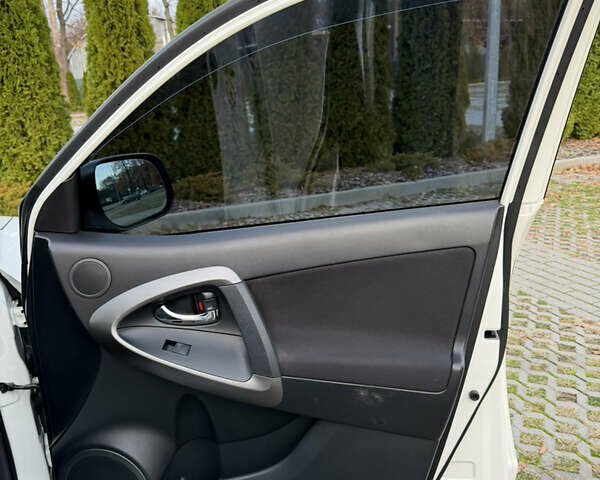 Белый Тойота РАВ 4, объемом двигателя 1.99 л и пробегом 225 тыс. км за 13200 $, фото 15 на Automoto.ua