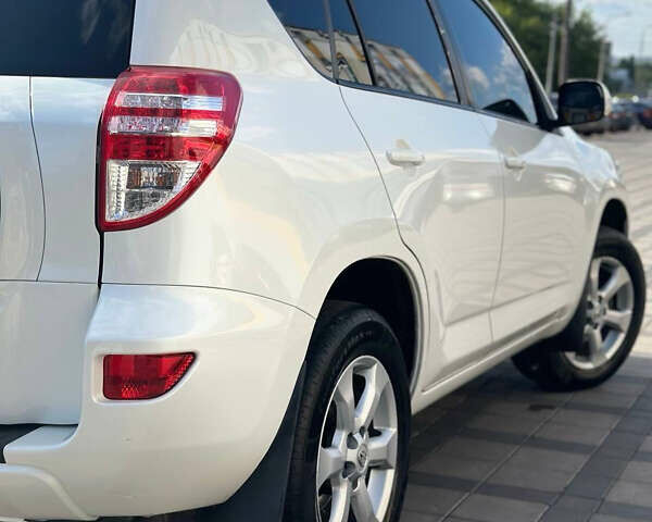 Білий Тойота РАВ 4, об'ємом двигуна 2 л та пробігом 158 тис. км за 13000 $, фото 4 на Automoto.ua