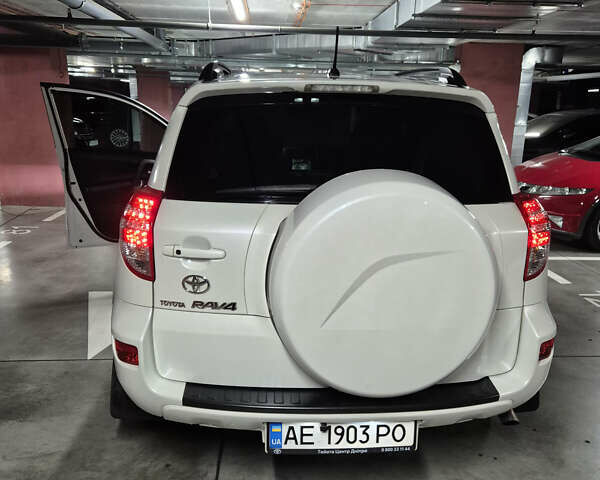 Белый Тойота РАВ 4, объемом двигателя 1.99 л и пробегом 226 тыс. км за 15000 $, фото 1 на Automoto.ua