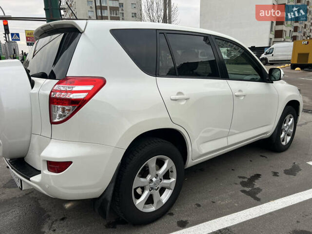 Белый Тойота РАВ 4, объемом двигателя 2 л и пробегом 156 тыс. км за 13950 $, фото 1 на Automoto.ua