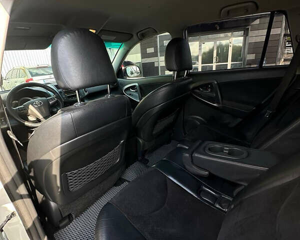Білий Тойота РАВ 4, об'ємом двигуна 2 л та пробігом 158 тис. км за 13000 $, фото 8 на Automoto.ua