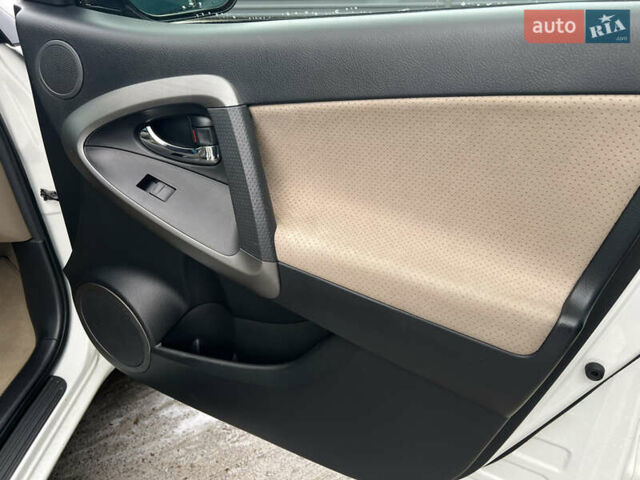 Белый Тойота РАВ 4, объемом двигателя 2 л и пробегом 156 тыс. км за 13950 $, фото 26 на Automoto.ua