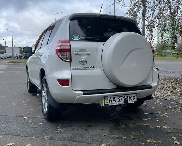 Белый Тойота РАВ 4, объемом двигателя 2 л и пробегом 122 тыс. км за 13900 $, фото 17 на Automoto.ua