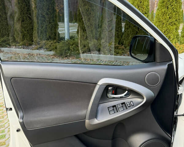 Белый Тойота РАВ 4, объемом двигателя 1.99 л и пробегом 225 тыс. км за 13200 $, фото 13 на Automoto.ua