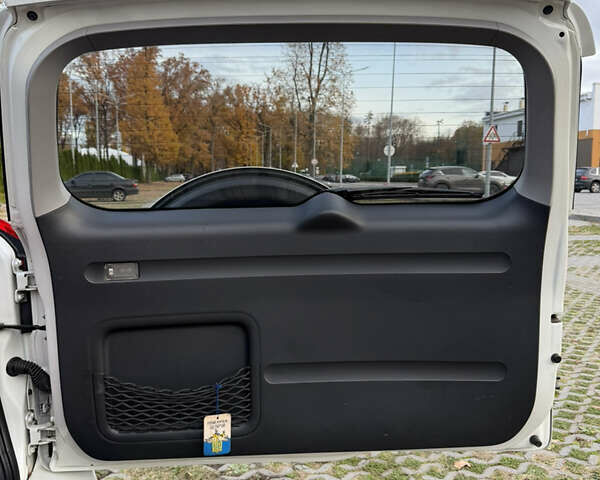 Белый Тойота РАВ 4, объемом двигателя 1.99 л и пробегом 225 тыс. км за 13200 $, фото 19 на Automoto.ua