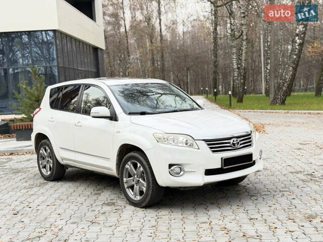 Белый Тойота РАВ 4, объемом двигателя 2.23 л и пробегом 185 тыс. км за 13300 $, фото 2 на Automoto.ua