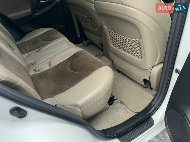 Белый Тойота РАВ 4, объемом двигателя 2 л и пробегом 156 тыс. км за 13950 $, фото 29 на Automoto.ua