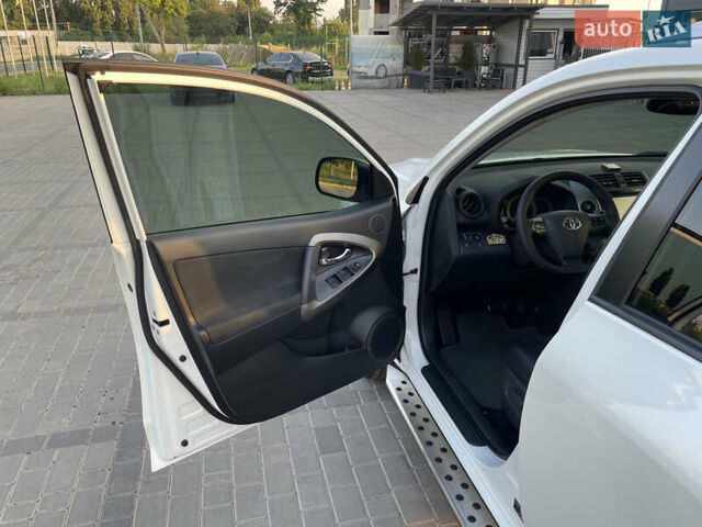 Білий Тойота РАВ 4, об'ємом двигуна 2 л та пробігом 174 тис. км за 13000 $, фото 16 на Automoto.ua