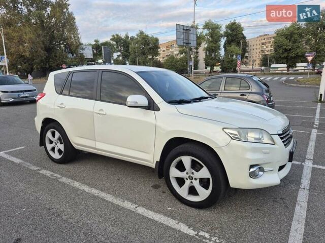 Белый Тойота РАВ 4, объемом двигателя 2 л и пробегом 231 тыс. км за 12500 $, фото 9 на Automoto.ua