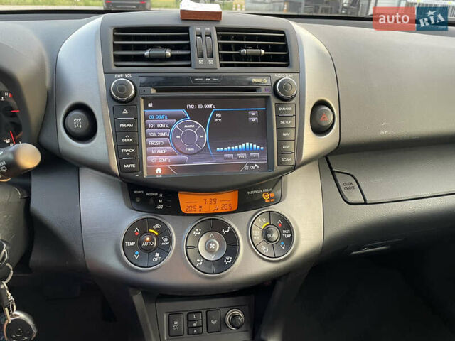 Білий Тойота РАВ 4, об'ємом двигуна 2 л та пробігом 174 тис. км за 13000 $, фото 36 на Automoto.ua