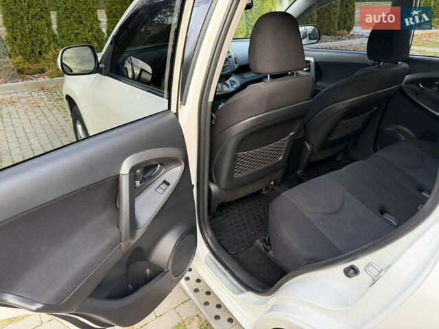 Белый Тойота РАВ 4, объемом двигателя 1.99 л и пробегом 225 тыс. км за 13200 $, фото 16 на Automoto.ua