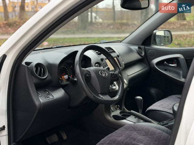 Белый Тойота РАВ 4, объемом двигателя 2.23 л и пробегом 185 тыс. км за 13300 $, фото 9 на Automoto.ua