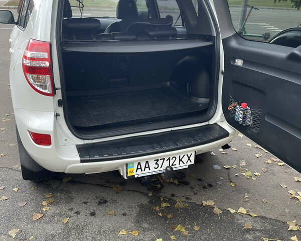 Белый Тойота РАВ 4, объемом двигателя 2 л и пробегом 122 тыс. км за 13900 $, фото 25 на Automoto.ua