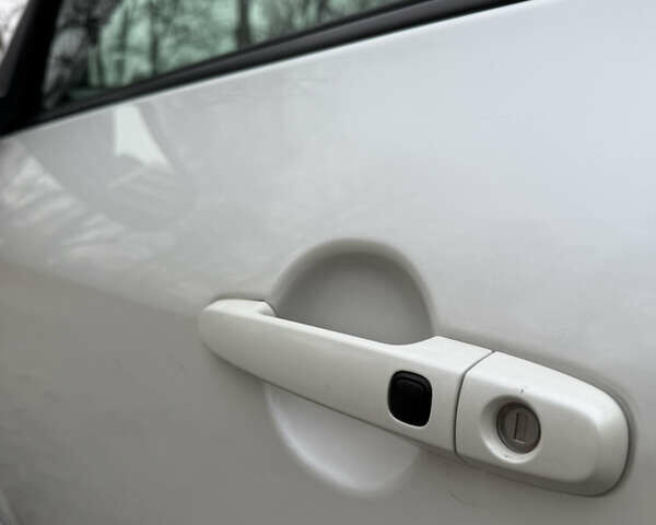 Белый Тойота РАВ 4, объемом двигателя 2.23 л и пробегом 185 тыс. км за 13300 $, фото 6 на Automoto.ua