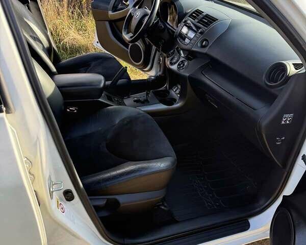 Білий Тойота РАВ 4, об'ємом двигуна 2 л та пробігом 128 тис. км за 15399 $, фото 7 на Automoto.ua