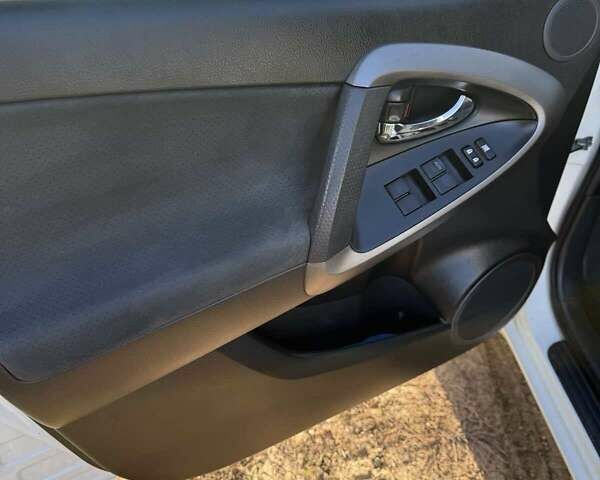 Білий Тойота РАВ 4, об'ємом двигуна 2 л та пробігом 128 тис. км за 15399 $, фото 10 на Automoto.ua