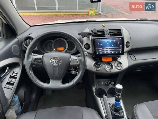 Белый Тойота РАВ 4, объемом двигателя 2.23 л и пробегом 218 тыс. км за 12000 $, фото 2 на Automoto.ua