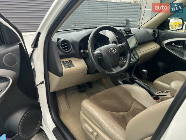 Белый Тойота РАВ 4, объемом двигателя 2 л и пробегом 156 тыс. км за 13950 $, фото 22 на Automoto.ua