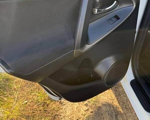 Білий Тойота РАВ 4, об'ємом двигуна 2 л та пробігом 128 тис. км за 15399 $, фото 12 на Automoto.ua