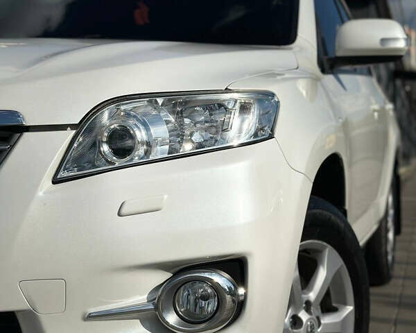 Білий Тойота РАВ 4, об'ємом двигуна 2 л та пробігом 158 тис. км за 13000 $, фото 2 на Automoto.ua