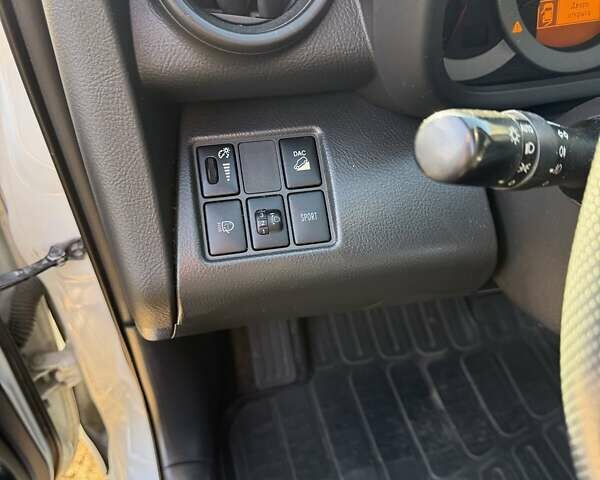 Білий Тойота РАВ 4, об'ємом двигуна 2 л та пробігом 128 тис. км за 15399 $, фото 3 на Automoto.ua