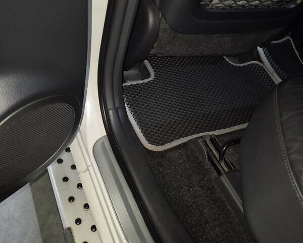 Белый Тойота РАВ 4, объемом двигателя 1.99 л и пробегом 226 тыс. км за 15000 $, фото 2 на Automoto.ua