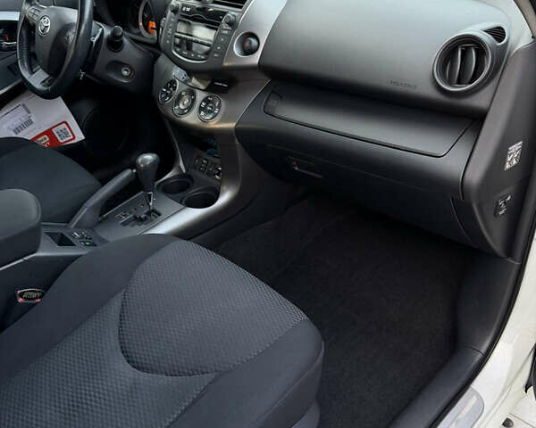 Белый Тойота РАВ 4, объемом двигателя 1.99 л и пробегом 225 тыс. км за 13200 $, фото 14 на Automoto.ua