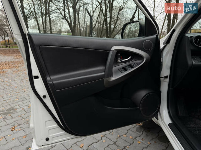 Белый Тойота РАВ 4, объемом двигателя 2.23 л и пробегом 185 тыс. км за 13300 $, фото 8 на Automoto.ua