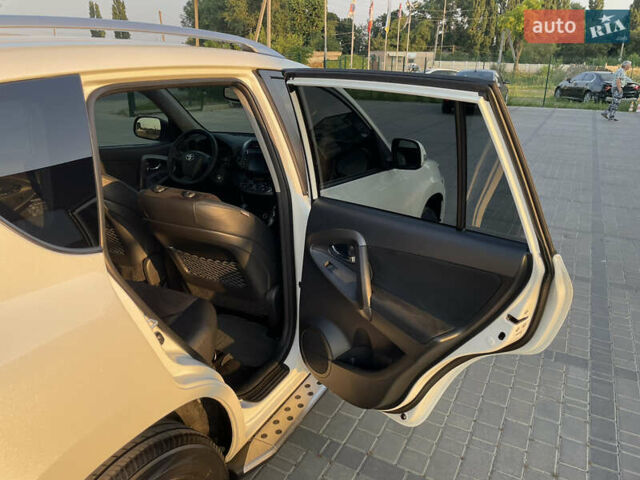 Білий Тойота РАВ 4, об'ємом двигуна 2 л та пробігом 174 тис. км за 13000 $, фото 20 на Automoto.ua