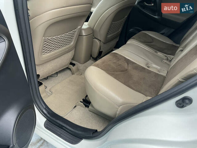 Белый Тойота РАВ 4, объемом двигателя 2 л и пробегом 156 тыс. км за 13950 $, фото 30 на Automoto.ua