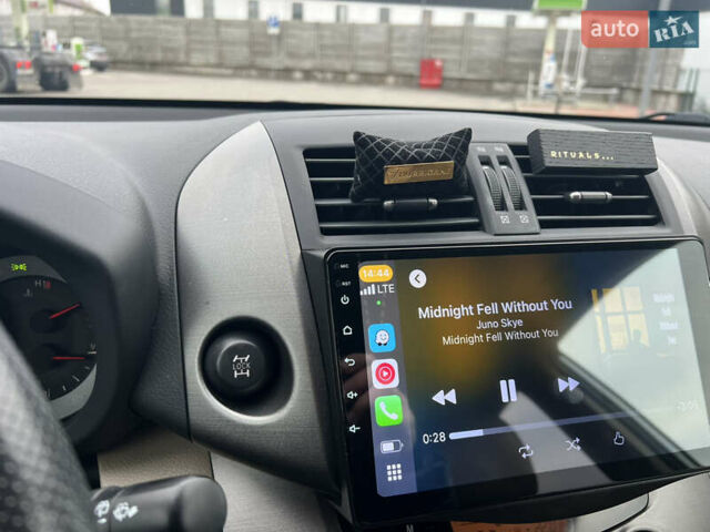 Белый Тойота РАВ 4, объемом двигателя 2 л и пробегом 156 тыс. км за 13950 $, фото 3 на Automoto.ua