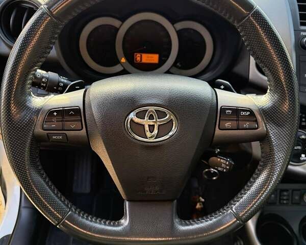 Білий Тойота РАВ 4, об'ємом двигуна 2 л та пробігом 128 тис. км за 15399 $, фото 4 на Automoto.ua