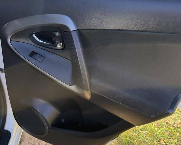 Білий Тойота РАВ 4, об'ємом двигуна 2 л та пробігом 128 тис. км за 15399 $, фото 13 на Automoto.ua