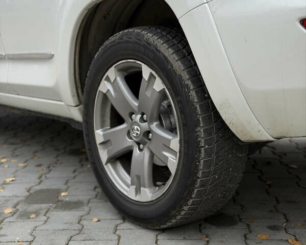 Белый Тойота РАВ 4, объемом двигателя 2.23 л и пробегом 185 тыс. км за 13300 $, фото 5 на Automoto.ua