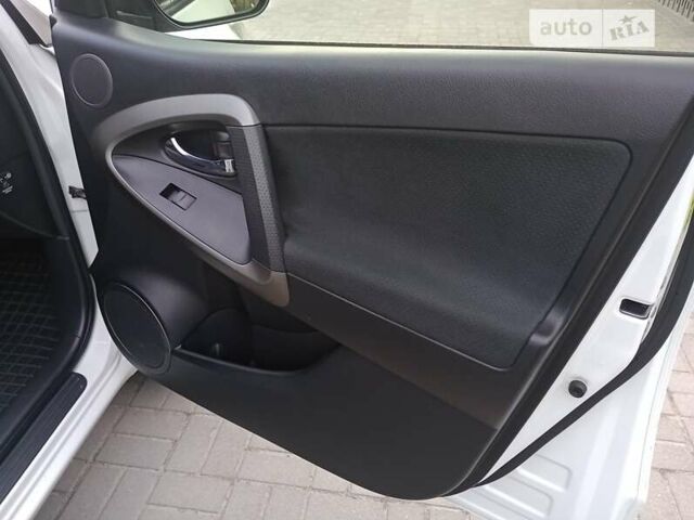 Білий Тойота РАВ 4, об'ємом двигуна 2 л та пробігом 130 тис. км за 14500 $, фото 52 на Automoto.ua