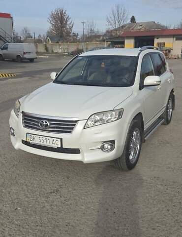 Белый Тойота РАВ 4, объемом двигателя 2 л и пробегом 296 тыс. км за 15000 $, фото 1 на Automoto.ua