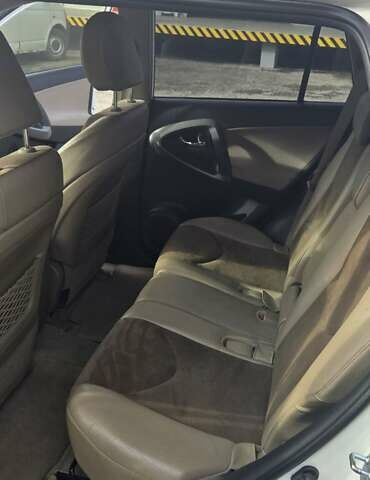 Белый Тойота РАВ 4, объемом двигателя 2 л и пробегом 296 тыс. км за 15000 $, фото 10 на Automoto.ua