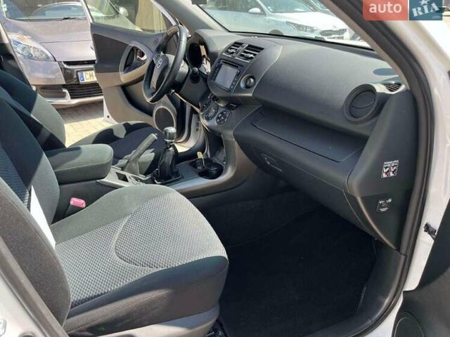 Белый Тойота РАВ 4, объемом двигателя 2.2 л и пробегом 269 тыс. км за 7800 $, фото 16 на Automoto.ua