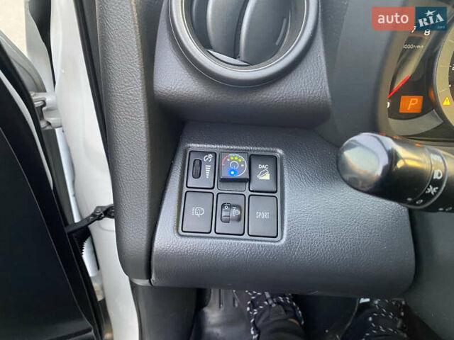 Тойота РАВ 4 2012 в Киеве на Automoto.ua Белый Тойота РАВ 4, объемом двигателя 1.99 л и пробегом 125 тыс. км за 16500 $, фото 8 на Automoto.ua