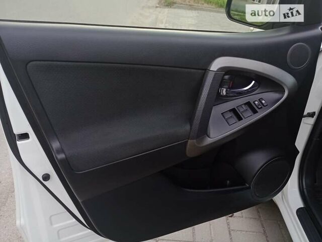 Білий Тойота РАВ 4, об'ємом двигуна 2 л та пробігом 130 тис. км за 14500 $, фото 46 на Automoto.ua
